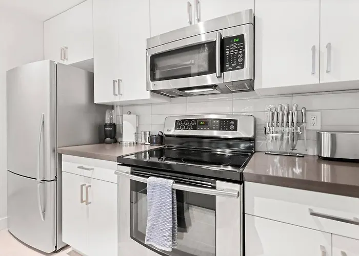 The Hidden Gem, King Bed & Swimming Pool! Apartment