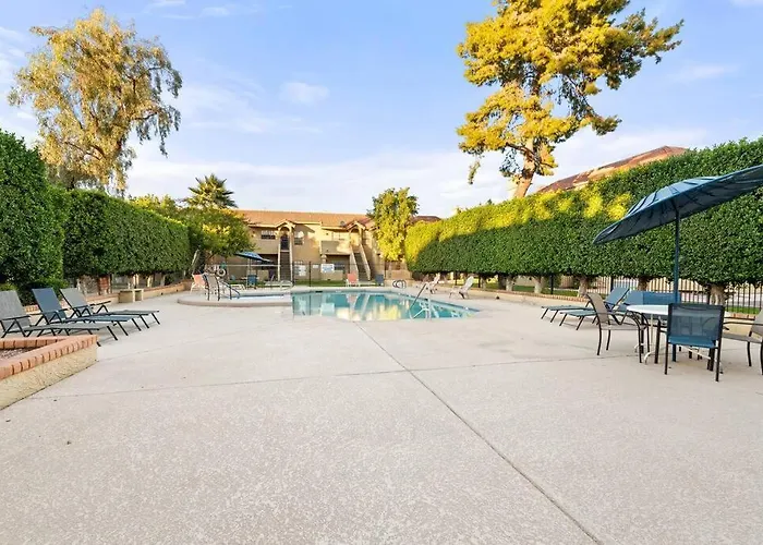 The Hidden Gem, King Bed & Swimming Pool! Apartment *