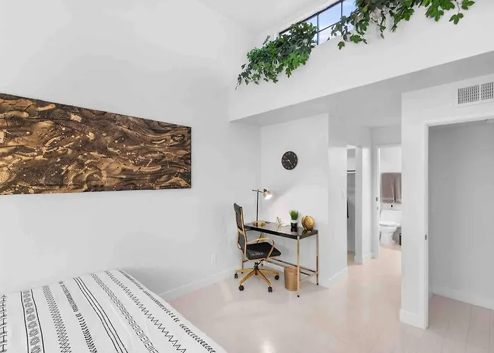 The Hidden Gem, King Bed & Swimming Pool! Apartment