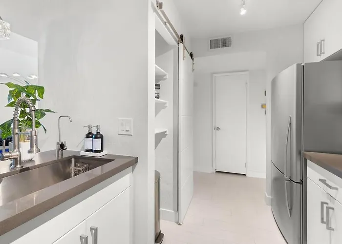The Hidden Gem, King Bed & Swimming Pool! Apartment