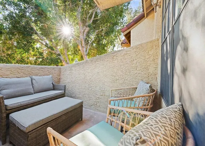 The Hidden Gem, King Bed & Swimming Pool! Apartment *