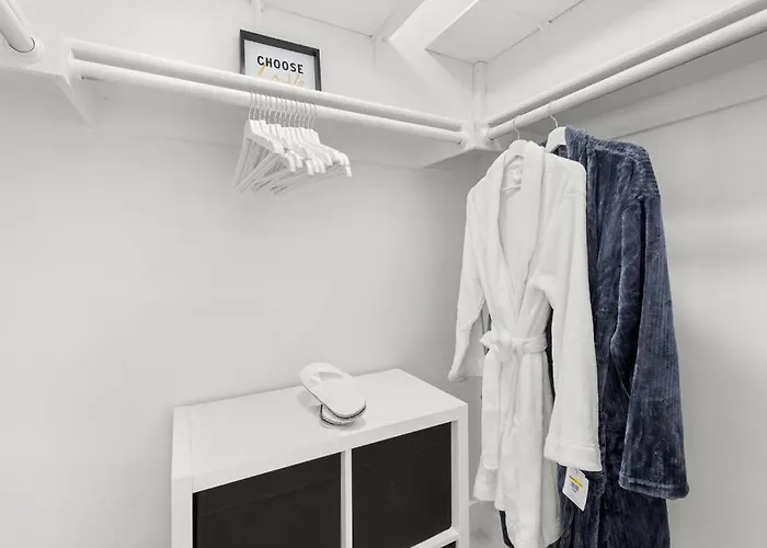 The Hidden Gem, King Bed & Swimming Pool! Apartment