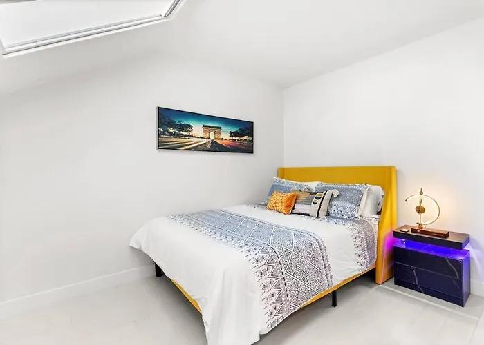 The Hidden Gem, King Bed & Swimming Pool!